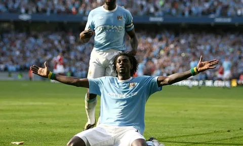 Emmanuel Adebayor giải thích pha ăn mừng quá khích trước Arsenal