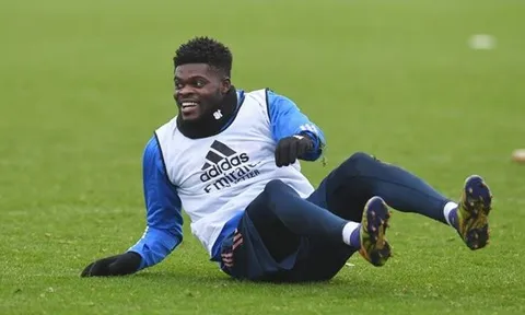 Partey cười tít mắt, 2 làn gió 19 tuổi lả lướt thắp sáng Arsenal