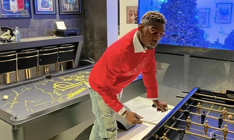 Paul Pogba lộ hình ảnh cực ngầu trong lúc "ngồi chơi xơi nước"