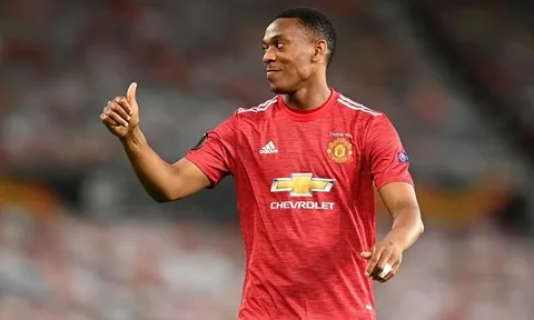 Martial thăng hoa, huyền thoại Man Utd tranh thủ 'đá xéo' Mourinho