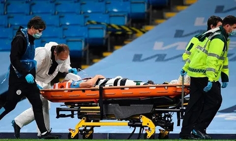 SỐC! Va chạm kinh hoàng với Ederson, sao trẻ Man City thở oxy rời sân