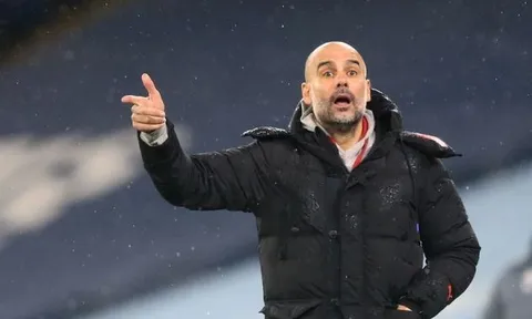 Nhìn Dean Smith nhận thẻ đỏ, Guardiola thản nhiên: "Tôi không biết luật việt vị"