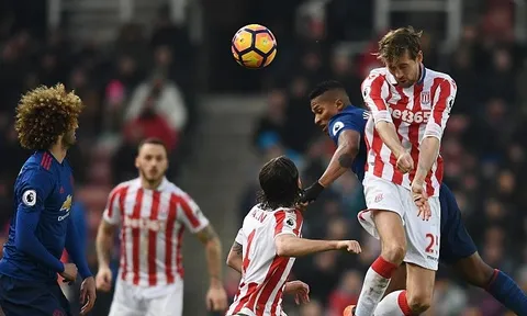 Peter Crouch giải nghệ và để lại 1 kỷ lục đáng sợ tại Premier League