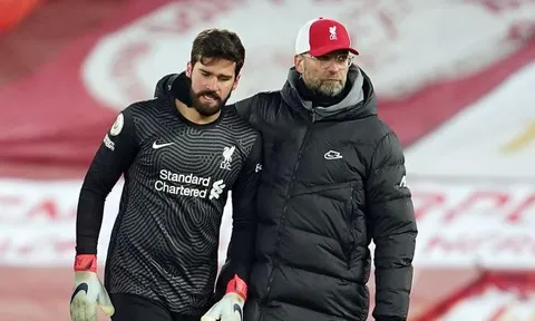 Phạm 2 sai lầm chết người, Alisson nói đúng 2 từ với Klopp