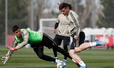 Phản ứng của Courtois trước tin đồn bị thay thế bởi De Gea