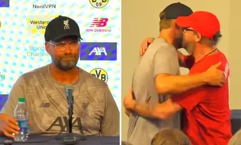 Phản ứng hài hước của Klopp khi phóng viên nam xin được ôm