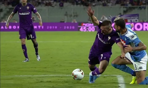 Phản ứng trọng tài, HLV Montella 'mở hàng' án phạt theo luật FIFA mới