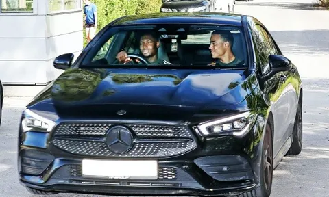 Phát hiện "cạ cứng" của Greenwood trên đường tới sân tập Man Utd