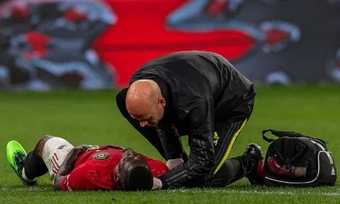 CHOÁNG! Phát hiện thánh nhọ, "quạ đen" đích thực ở Man Utd