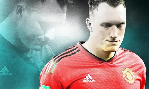 Phil Jones và những "người tàng hình" tại Man United