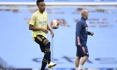 Arsenal 'phơi áo' trước Man City, Aubameyang hành xử bất ngờ với CĐV