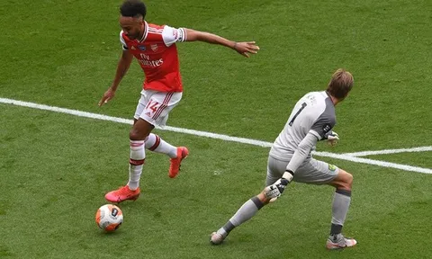 Xuất sắc vượt mặt Thierry Henry, Aubameyang lập tức phá vỡ im lặng