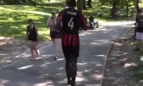 Pogba bất ngờ mặc áo số 4, mặc kệ tin đồn rời Man Utd