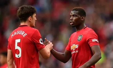 Pogba bị "ném đá" khủng khiếp, Maguire & Rashford phản ứng cực gắt