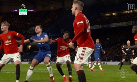 Premier League lý giải tình huống Fred đẩy Azpilicueta và Azpilicueta đẩy Williams