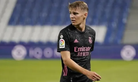 Mượn Suarez, Alan Smith cảnh báo Arsenal về Martin Odegaard