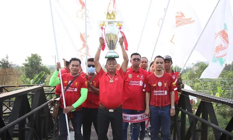 Quá sốt ruột, CĐV Thái tự diễu hành ăn mừng chức vô địch của Liverpool bằng cúp giả