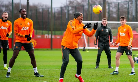 "Quái thú" trở lại, lộ bầu không khí khó tin trên sân tập Man Utd