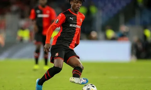 "Quái vật tuyến giữa, tắc bóng hơn cả Wan-Bisska" - fan Quỷ đỏ phát cuồng với sao Rennes