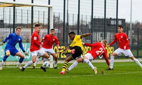 Quên Haaland đi, "thần đồng 15 tuổi" của Dortmund vừa làm điều kinh hoàng