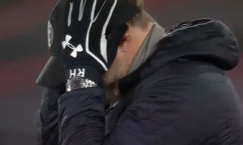 Quỳ xuống khóc sau khi thắng Liverpool, HLV Hasenhuttl phán luôn 1 câu