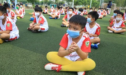 Ra mắt Lotte Kids FC 2020: 50 cầu thủ nhí vẫn giữ thói quen đeo khẩu trang sau nghỉ dịch