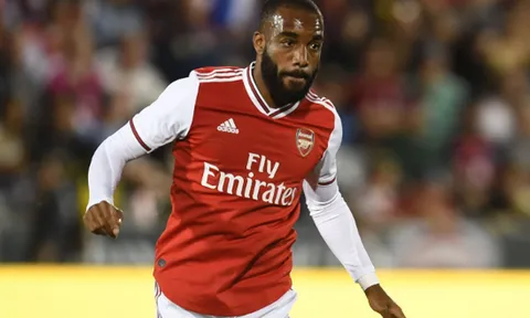 Ra sân hơn 10 phút, sao Arsenal vẫn bị đối thủ 'sàm sỡ'