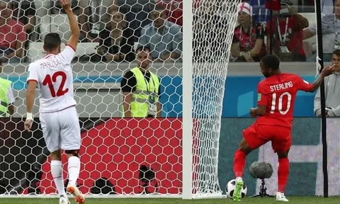 Raheem Sterling và những pha bỏ lỡ chỉ muốn "độn thổ"