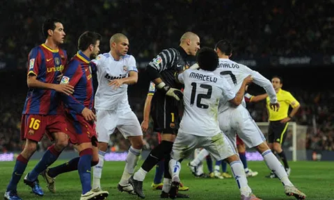 Real Madrid thảm bại ở El Clasico đầu tiên của Mourinho