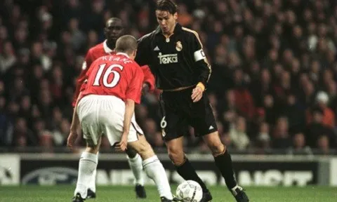 Redondo đánh gót kỹ thuật ở trận đấu với Manchester United