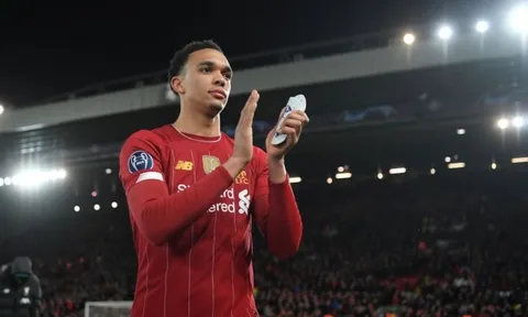 "Alexander-Arnold ngang tầm... Cafu"