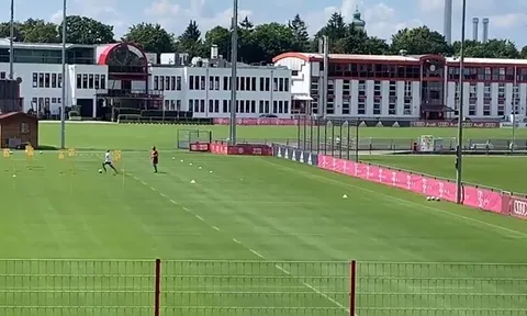 Robben tái hiện hình ảnh "cut inside" kinh điển trên sân tập Bayern