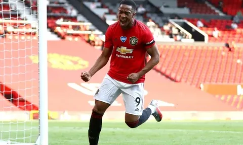 Martial cân bằng thành tích, Van Persie lập tức phá vỡ im lặng