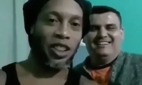 Ronaldinho lộ diện mạo gây bất ngờ ở trong tù