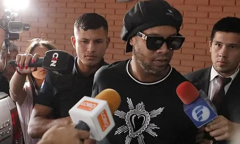 Ronaldinho thoát khỏi nhà tù sau 32 ngày bị giam giữ