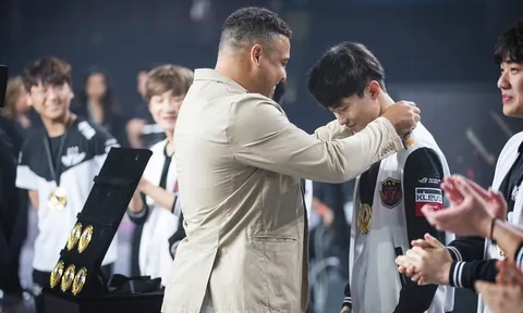Ronaldo 'béo' và những sao bóng đá đổ tiền vào eSports