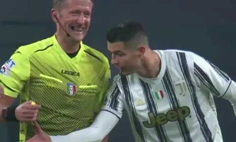 Ronaldo tiến đến đòi xem đồng hồ, trọng tài rút tay nhoẻn miệng cười