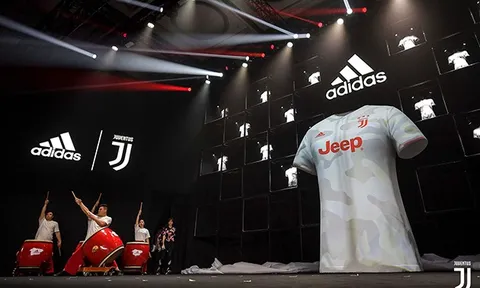 Ronaldo cùng đồng đội công bố áo sân khách cực 'chất' của Juventus