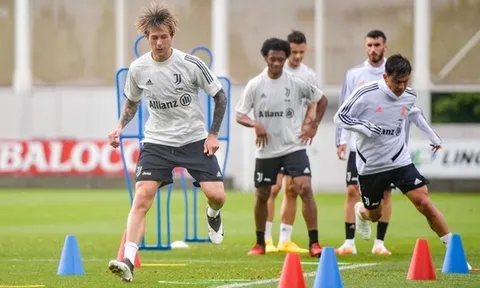 Ronaldo, De Ligt hóa "nghệ sĩ" trong ngày Juventus ra mắt trang phục mới
