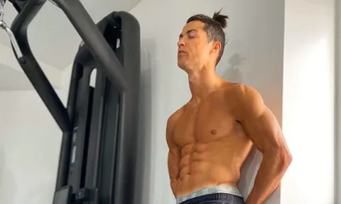 Ronaldo khoe body đỉnh cao trong lúc chống dịch