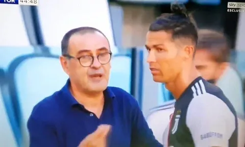 Ronaldo lắc đầu khi được Sarri ra chỉ đạo