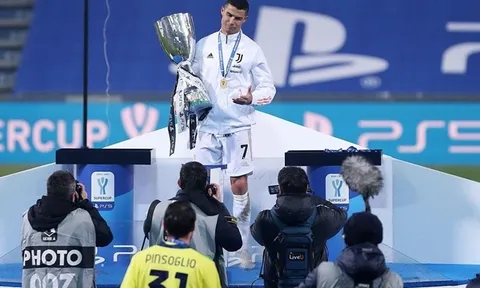 Ronaldo liên tục "sống ảo" sau khi giành danh hiệu thứ 4 cùng Juve