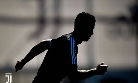 Ronaldo 'mờ nhân ảnh' trong buổi tập của Juventus