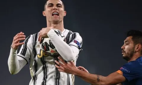 Ronaldo quá tệ hại, "nổi điên" với đồng đội ngay trên sân