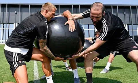 Ronaldo quay trở lại Ý, đồng đội có bài tập 'siêu lạ' cùng Sarri