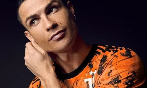 Ronaldo tạo dáng nữ tính trong bộ ảnh mẫu áo đấu thứ ba của Juventus