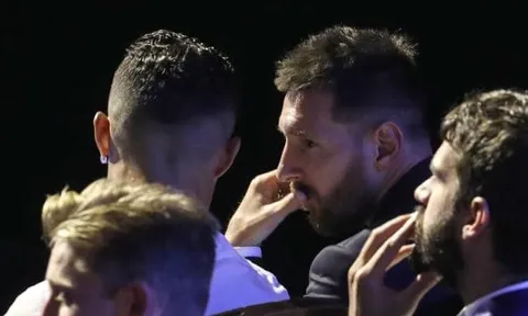 Ronaldo và Messi biểu cảm không ngờ khi Van Dijk được xướng tên