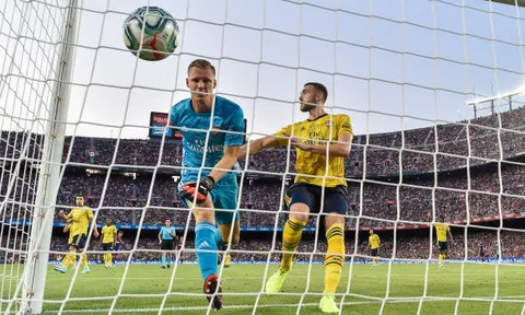 Fan Arsenal tức giận: "Bán Mustafi và gã ngốc đó đi"