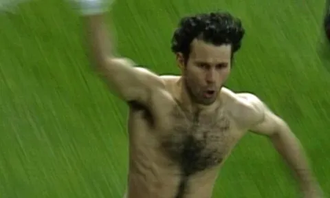 Ryan Giggs xấu hổ khi nhớ lại cách ăn mừng bàn thắng kinh điển vào lưới Arsenal