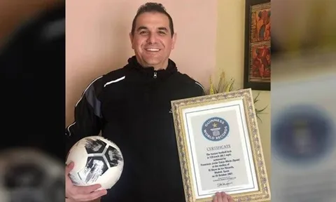 Chuyện lạ về cầu thủ sút mạnh hơn Roberto Carlos và Ronaldo